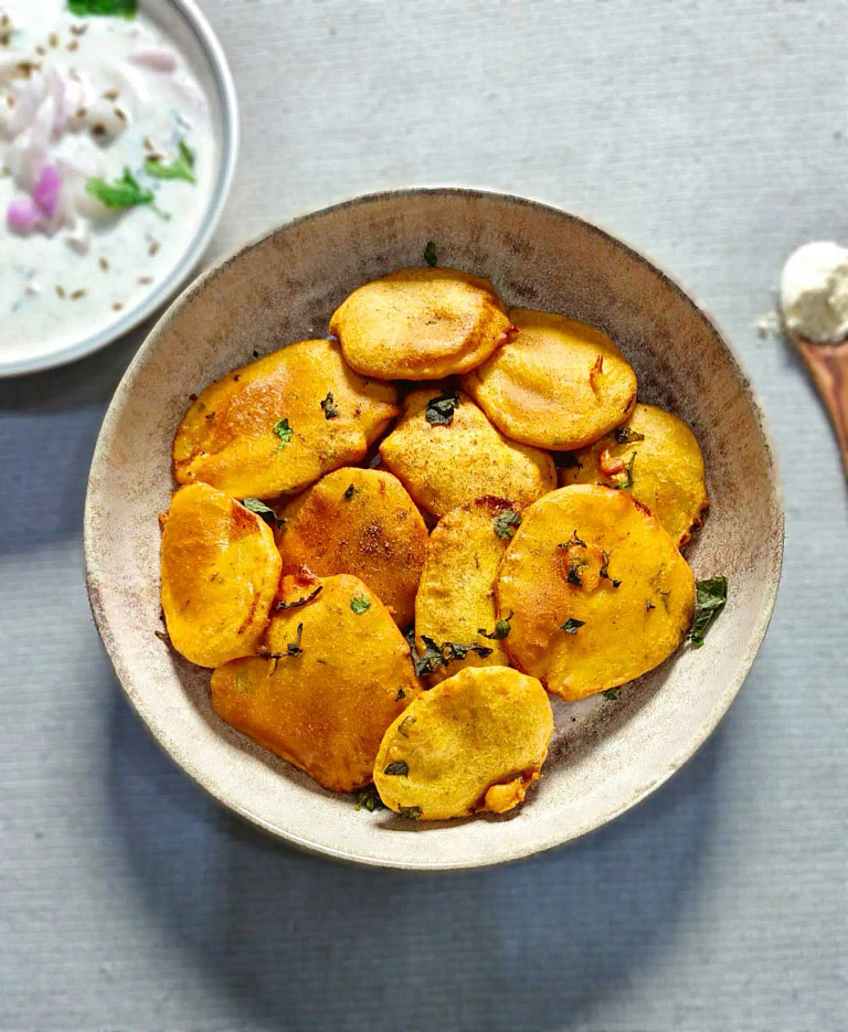 Crispy Aloo Pakora Recipe – Instant Homemade Aloo Bajji